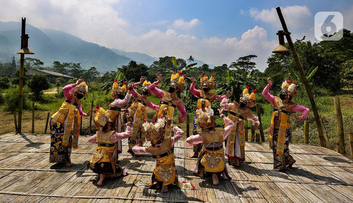 Penari menggelar tarian dan fashion show berlatar alam di Grand Smesco Hills Cisarua, Bogor, Minggu (11/4/2021). Tari yang akan ditampilkan adalah Tari Topeng Jigrik Ndat dari Betawi, Tari Legong Mesatya dari Bali, Tari Papua, Tari Bajidor Kahot dan Tari Kipas Pakarena (Liputan6.com/JohanTallo)