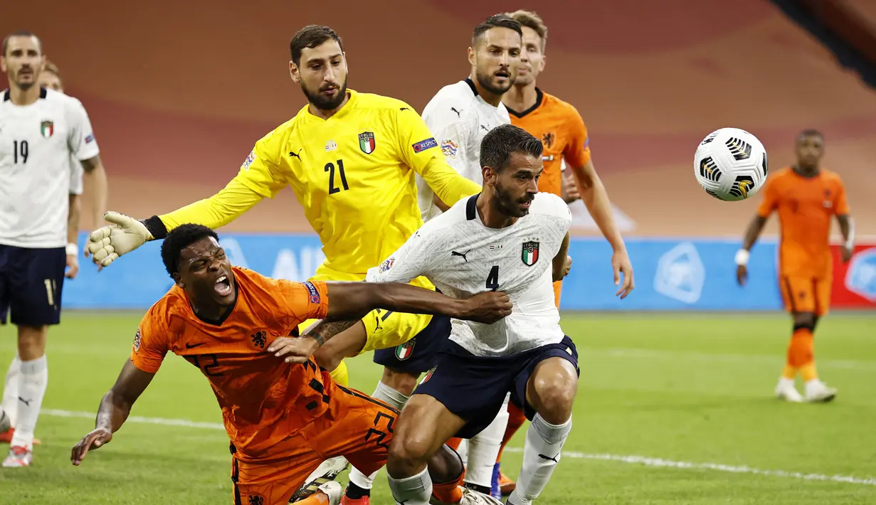 Gelandang Italia, Leonardo Spinazzola, berebut bola dengan bek Belanda, Denzel Dumfries, pada laga UEFA Nations League di Amsterdam Arena, Selasa (8/9/2020) dini hari WIB. Italia menang tipis 1-0 atas Belanda. (AFP/Maurice Van Steen/ANP)