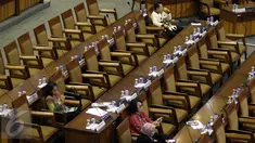 Suasana Rapat Paripurna DPR mengesahkan 9 Anggota Ombudsman RI, Jakarta, Selasa (2/2/2016). Sebanyak 256 anggota DPR tidak hadir saat paripurna dimulai. (Liputan6.com/Johan Tallo)