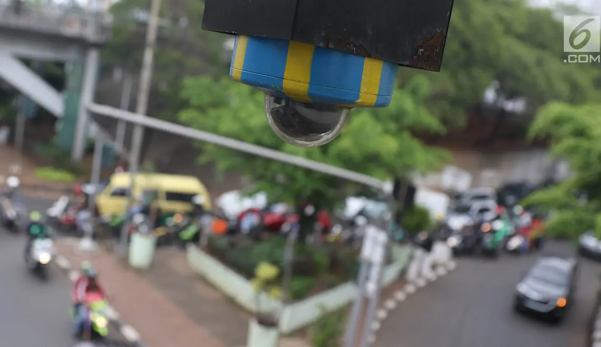Closed Circuit Television (CCTV) terpasang di jembatan penyeberangan orang (JPO) Jalan Otista, Jakarta, Kamis (14/9). Ditlantas Polda Metro berencana menerapkan sistem tilang bagi pelanggaran lalu lintas menggunakan CCTV. (Liputan6.com/Immanuel Antonius)