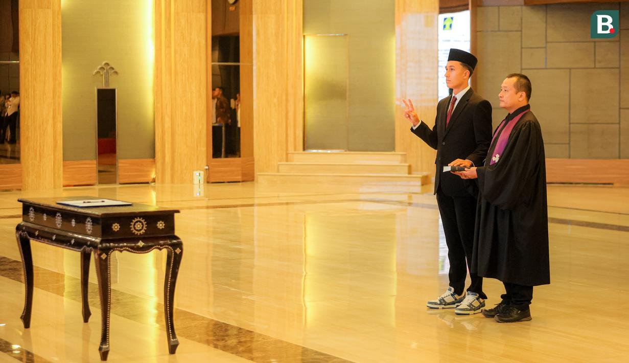 <p>Pemain FC Utrecht, Miliano Jonathans mengucap sumpah kewarganegaraan Republik Indonesia di Kementerian Hukum dan HAM, Kuningan, Jakarta Selatan, Rabu (03/09/2025). (Bola.com/Bagaskara Lazuardi)</p>