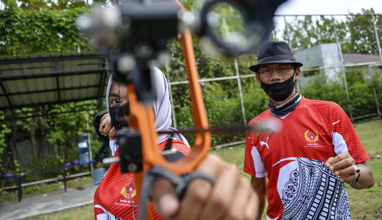 Pemanah dari tim provinsi Aceh menghadiri sesi latihan di sebuah stadion di Banda Aceh (2/9/2020). (AFP Photo/Chaideer Mahyuddin)