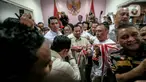 Ketua Umum Partai Gerindra Prabowo Subianto memotong pita saat menghadiri acara peresmian rumah pemenangan relawan di Menteng, Jakarta, Selasa (15/8/2023).  (Liputan6.com/Faizal Fanani)