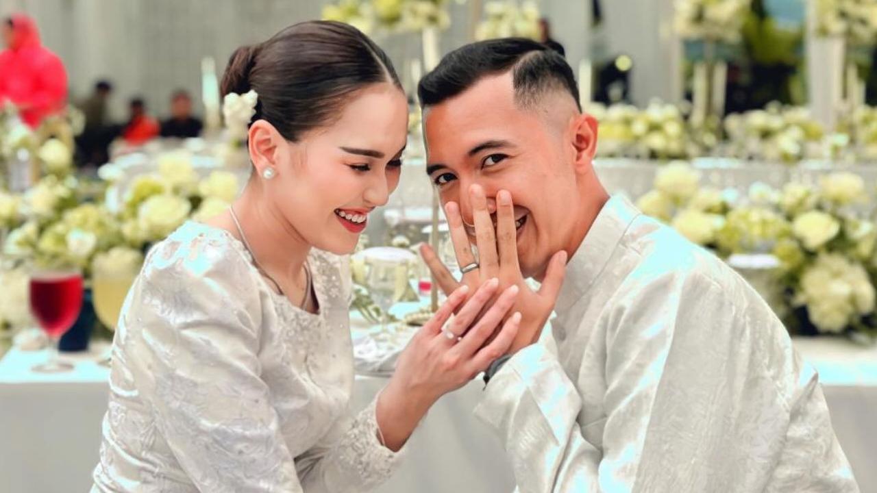 Sebelumnya, Lettu Fardhana juga sempat mengunggah foto-foto saat acara lamaran dirinya dan Ayu Ting Ting. Dalam foto tersebut Lettu Fardhana menunjukan cincin yang melingkar di jari tangan kirinya. Begitu juga dengan Ayu Ting Ting.<br>