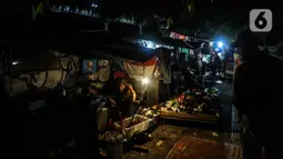 Suasana Pasar Loak di Kebayoran Lama, Jakarta, Rabu (3/11/2021). Pasar Loak Kebayoran Lama tetep eksis di tengah maraknya situs jual beli online. Barang dagangan yang dijual mulai dari pakaian, tas, aksesori hingga elektronik. (Liputan6.com/Johan Tallo)
