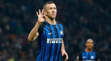 Pemain sayap Inter Milan, Ivan Perisic berselebrasi setelah berhasil mencetak gol ke gawang Chievo Verona  pada laga ke-15 Serie A, di Stadion San Siro, Minggu (3/12). Perisic mencetak hat-trick dari kemenangan telak 5-0. (AP/Antonio Calanni)