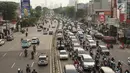 Kendaraan terjebak kemacetan saat melintas di Jalan KH Abdullah Syafei, Jakarta, Selasa (14/5). Tingginya antusias warga yang ingin berbuka puasa di rumah selama Ramadan menyebabkan sejumlah ruas jalan di Ibu Kota mengalami kemacetan lebih awal. (Liputan6.com/Immanuel Antonius)