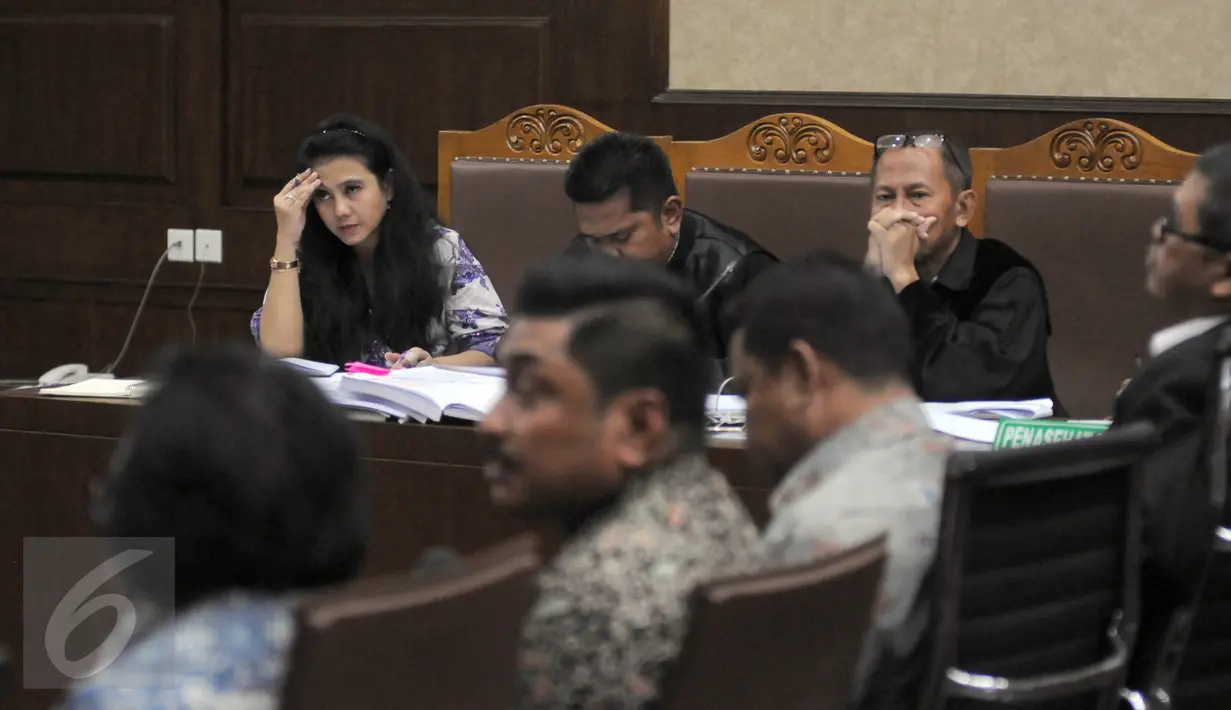 Terdakwa kasus suap pembangunan jalan Kementerian PUPR di Ambon, Damayanti Wisnu Putranti (kiri) menjalani sidang lanjutan di Pengadilan Tipikor, Jakarta, Rabu (20/7). Sidang itu beragenda mendengarkan keterangan saksi. (Liputan6.com/Helmi Afandi)