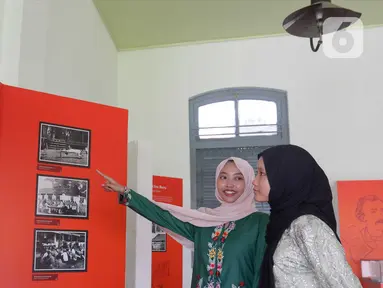 Pengunjung melihat koleksi di Museum Kebangkitan Nasional, Jakarta, Selasa (20/5/2025). (Liputan6.com/Herman Zakharia)