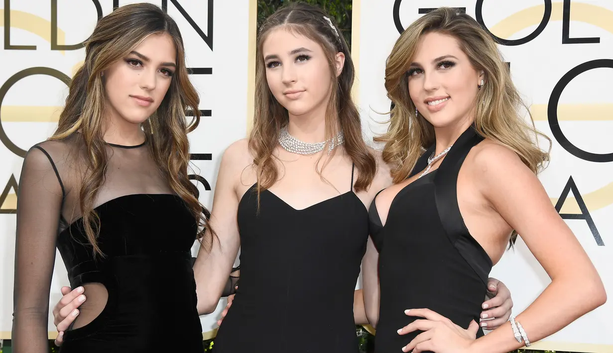 (ki-ka) Sistine Stallone, Sophia Stallone dan Scarlet Stallone berpose saat menghadiri Golden Globe Awards 2017 di California, AS (8/1). Tiga Putri Sylvester Stallone ini tampil kompak bergaun hitam. (Frazer Harrison / Getty Images / AFP)