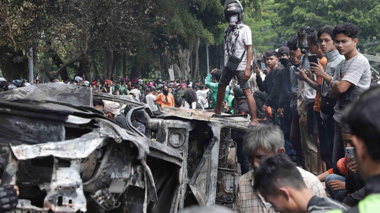 FOTO: Warga Ambil Bangkai Mobil Usai 10 Kendaraan Dibakar di Depan Mako Brimob Kwitang