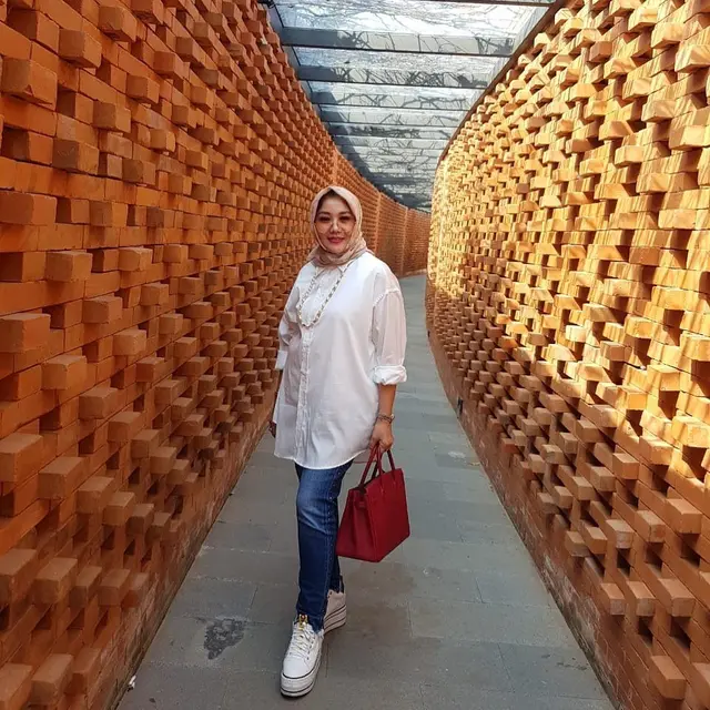 7 Potret Yora Febrina, Ibunda Nikita Willy yang Modis dan Awet Muda