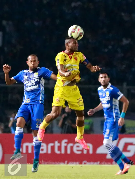 Penyerang Sriwijaya FC Titus Bonai Tengah beradu bola udara dengan bek Persib Supardi Nasir di final Piala Presiden di Stadion GBK, Jakarta, Minggu (18/10/2015). Gol Persib dicetak Ahmad Jufriyanto dan Makan Konate. (Liputan6.com/Yoppy Renato)