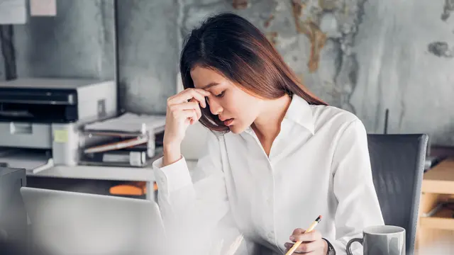 perempuan stres bekerja