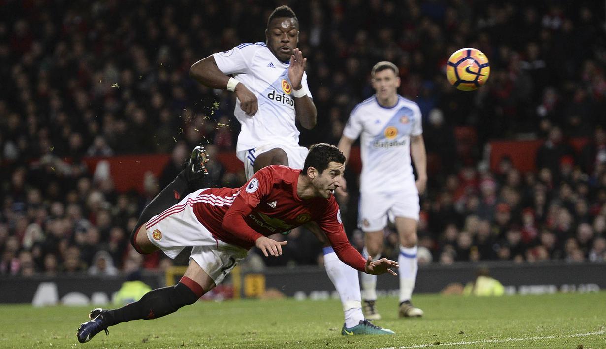 7. Proses terjadinya gol dari gelandang Manchester United, Henrikh Mkhitaryan, ke gawang Sunderland pada laga Premier League di Stadion Old Trafford, Inggris, Senin (26/12/2016). (AFP/Oli Scarff)