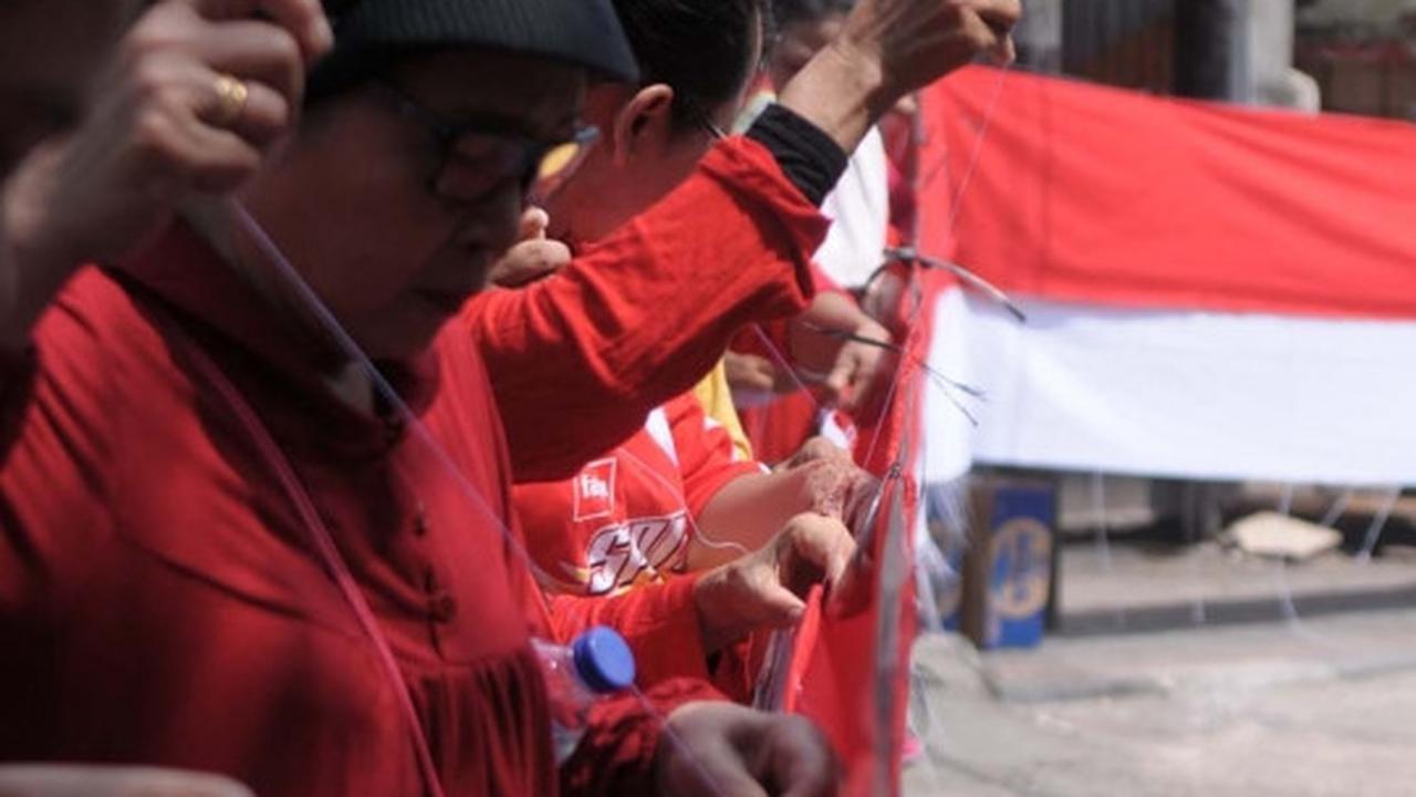Sambut 17 Agustus, kaum hawa lomba jahit bendera merah putih raksasa