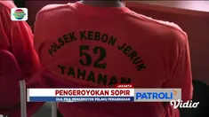 Petugas menyita barang bukti sebuah bambu dan batu yang digunakan untuk mengeroyok korban yang bernama Husni.