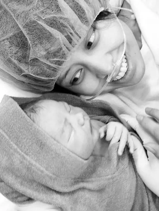 "Tidak ada kata-kata. Hanya cinta" tulis Dila dengan menggunakan bahasa Inggris. Bayi berjenis kelamin laki-laki itu lahir dengan berat, 3.8 kilogram dan panjang 51 sentimeter. (dok.Instagram)