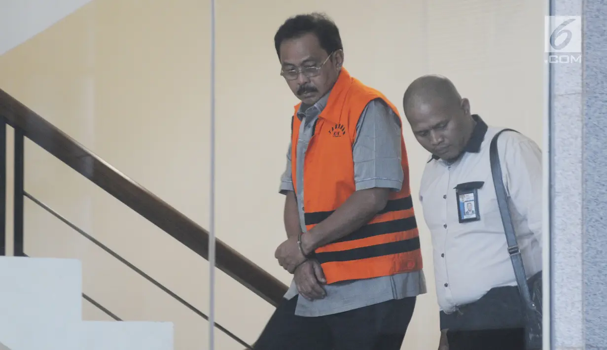 Gubernur Kepulauan Riau, Nurdin Basirun (kiri) menuju ruang pemeriksaan di Gedung KPK, Jakarta, Selasa (16/7/2019). Nurdin Basirun diperiksa sebagai tersangka setelah ditangkap dalam OTT KPK berkaitan dengan dugaan suap izin lokasi rencana reklamasi di wilayah Kepri. (merdeka.com/Dwi Narwoko)