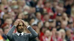 Reaksi pelatih Bayern Munich, Pep Guardiola, saat menyaksikan laga timnya melawan VfL Wolfsburg di Allianz Arena, (23/8/2014). (REUTERS/Michaela Rehle)
