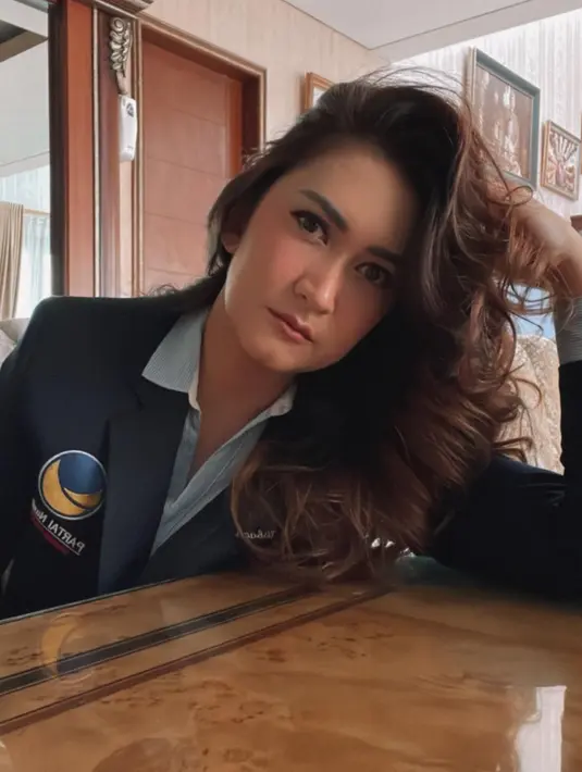 Pemilik nama lengkap Nafa Indria Urbach ini  rupanya kader dari Partai NasDem. Dari panggung entertainment Nafa Urbach berani turun ke dunia politik. (FOTO: instagram.com/nafaurbach)