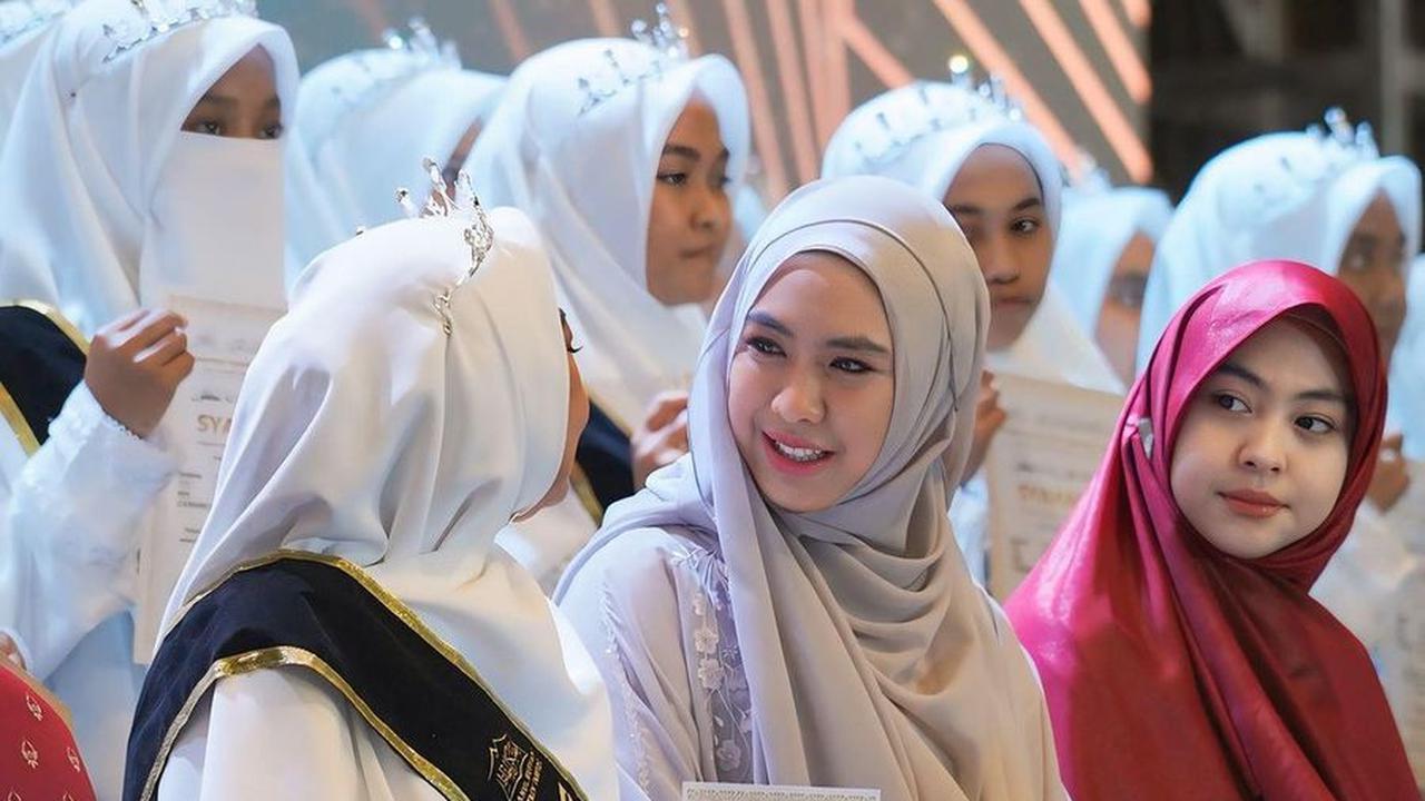 Oki Setiana Dewi, sebagai pendiri yayasan tempat Yunifah Ismawati belajar, ikut mendampingi ibunya dengan penuh kebanggaan.<br><br>