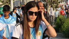 Ekspresi kekecewaan terpancar dari suporter Timnas Argentina usai tim kesayangannya dikalahkan Arab Saudi di laga perdana Grup C Piala Dunia 2022. (Bola.com/Ade Yusuf Satria)
