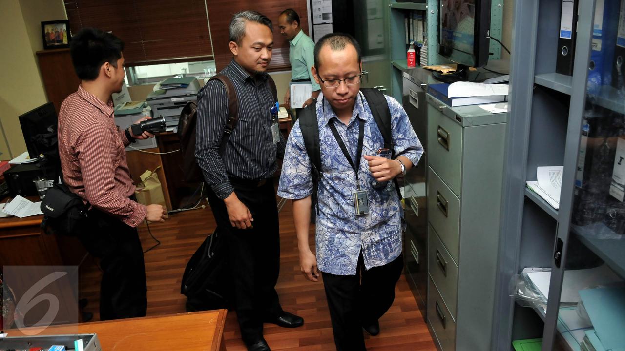 20151021-KPK Segel dan Bawa Sekoper Bukti dari Ruangan Dewie Limpo di DPR-Jakarta