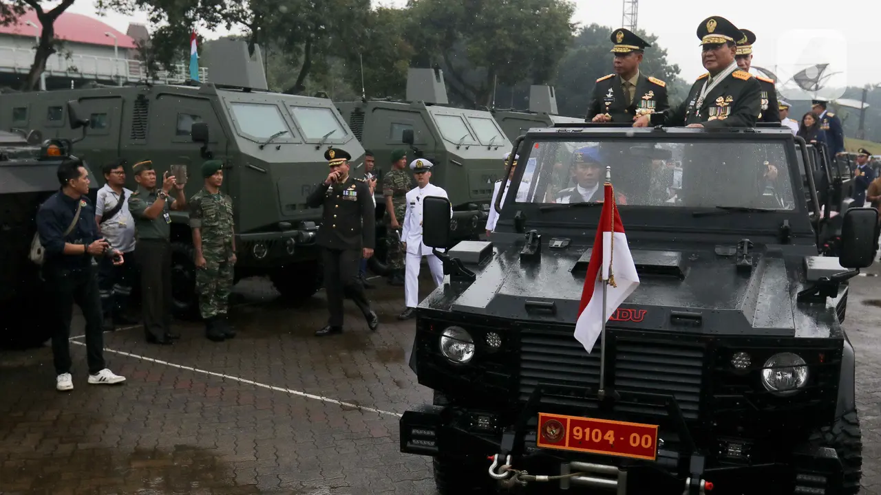 Menhan Prabowo Subianto Serahkan Ratusan Alutsista