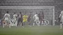 Striker CFR Cluj, Gabriel Debeljuh (kanan), membuat gol bunuh diri dalam laga lanjutan Liga Europa 2020/21 Grup A melawan AS Roma di Cluj-Napoca, Rumania, Kamis (26/11/2020) waktu setempat. CFR Cluj kalah 0-2 dari AS Roma. (AFP/Alex Nicodim)
