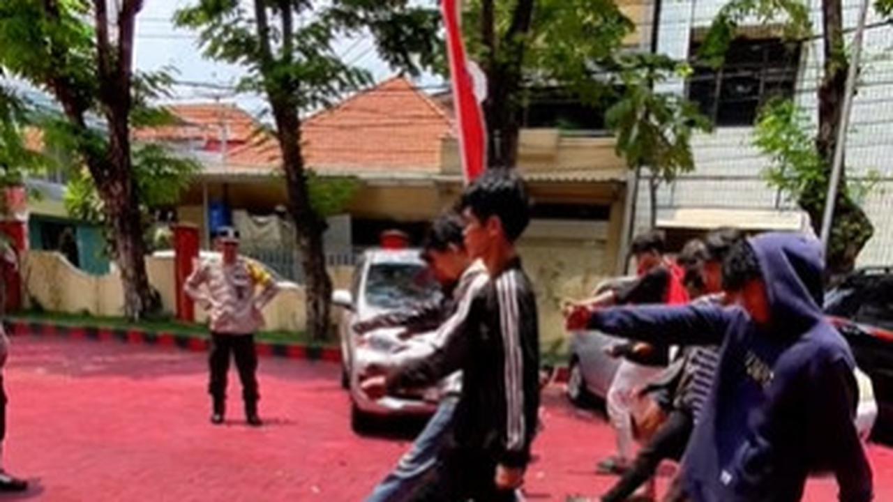 Pelaku Tawuran Diberi 'Pelajaran' Polisi Ala Paskibraka, Endingnya Penuh Tangis Haru
