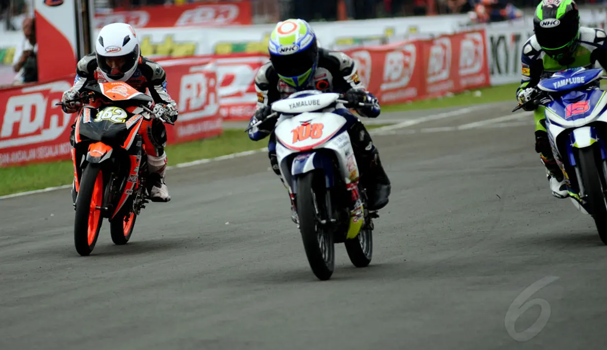 Pembalap lawas, M Fadli (kiri) kembali turun di ajang balap motor nasional Indoprix 2014 seri 1 yang digelar di SIKC, Bogor, (27/4/2014).(Liputan6.com/Helmi Fithriansyah) 