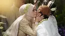 Geni Faruk pilih kenakan hijab lilit dengan aksen tulle yang manis dan roncean melati. [@genifaruk]