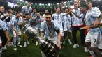 Penyerang  Argentina, Lionel Messi merayakan trofi  Copa America 2021 bersama rekannya usai mengalahkan Brasil 1-0 dalam pertandingan final di stadion Maracana, Brasil, Minggu (11/7/2021). Inilah kali pertamanya  Messi mempersembahkan trofi juara bagi Albiceleste. (AP Photo/Bruna Prado)