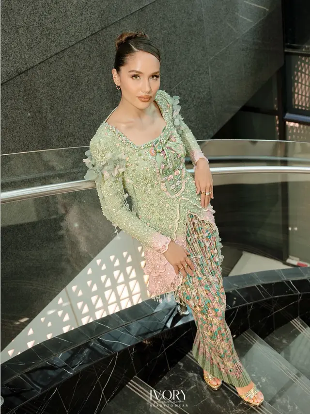 Cinta Laura Tampil Anggun kenakan Kebaya. Dok.  Ivory Studio