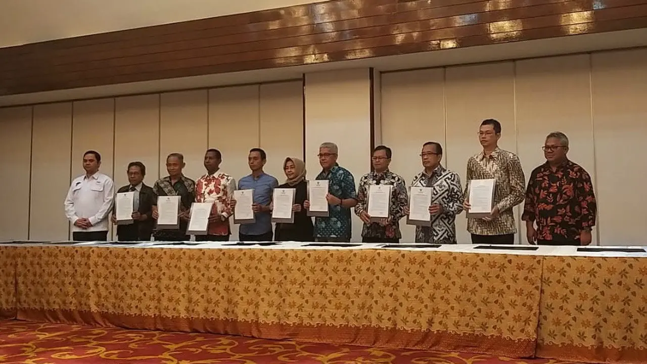 Panelis dan moderator teken Pakta Integritas debat keempat Pilpres 2019.
