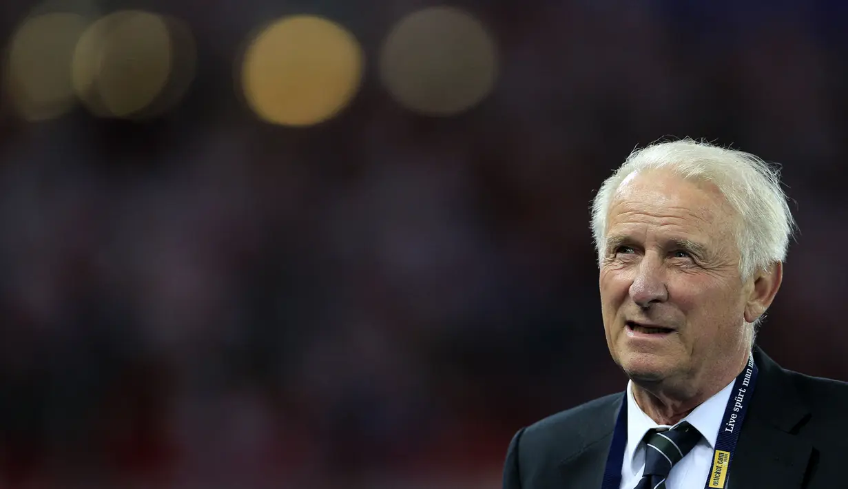 Giovanni Trapattoni menjadi pelatih pertama Juventus yang berhasil menyabet gelar juara Liga Champions usai mengalahkan Liverpool di partai final pada musim 1984/1985. Ia sempat akan membawa trofi keduanya bersama Bianconeri namun gagal usai dikalahkan Hamburg SV di partai final pada 1982/1983. (AFP/Alexander Klein)
