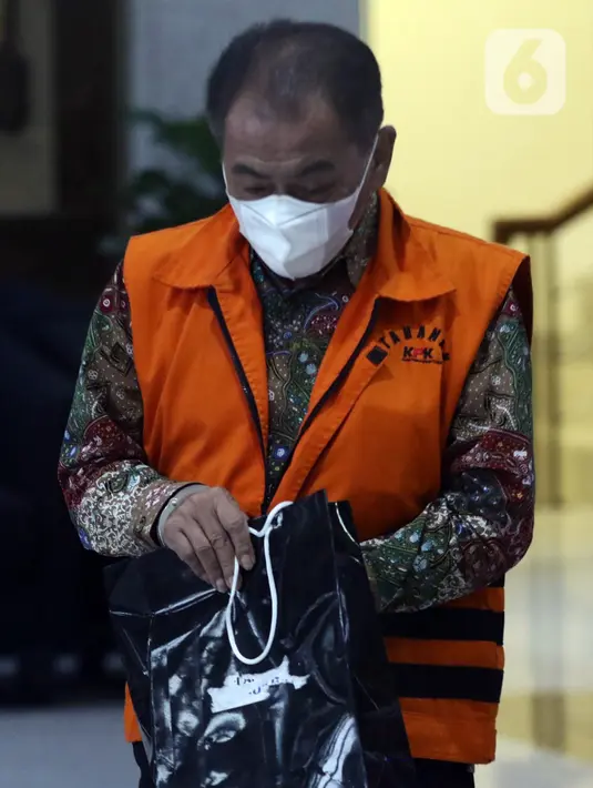 Bupati nonaktif Banjarnegara Budhi Sarwono berjalan ke mobil tahanan usai pemeriksaan lanjutan di Gedung Merah Putih KPK, Jakarta, Jumat (1/10/2021). Budhi merupakan tersangka dugaan korupsi pengadaan barang dan jasa di lingkungan Pemkab Banjarnegara TA 2017-2018. (Liputan6.com/Helmi Fithriansyah)