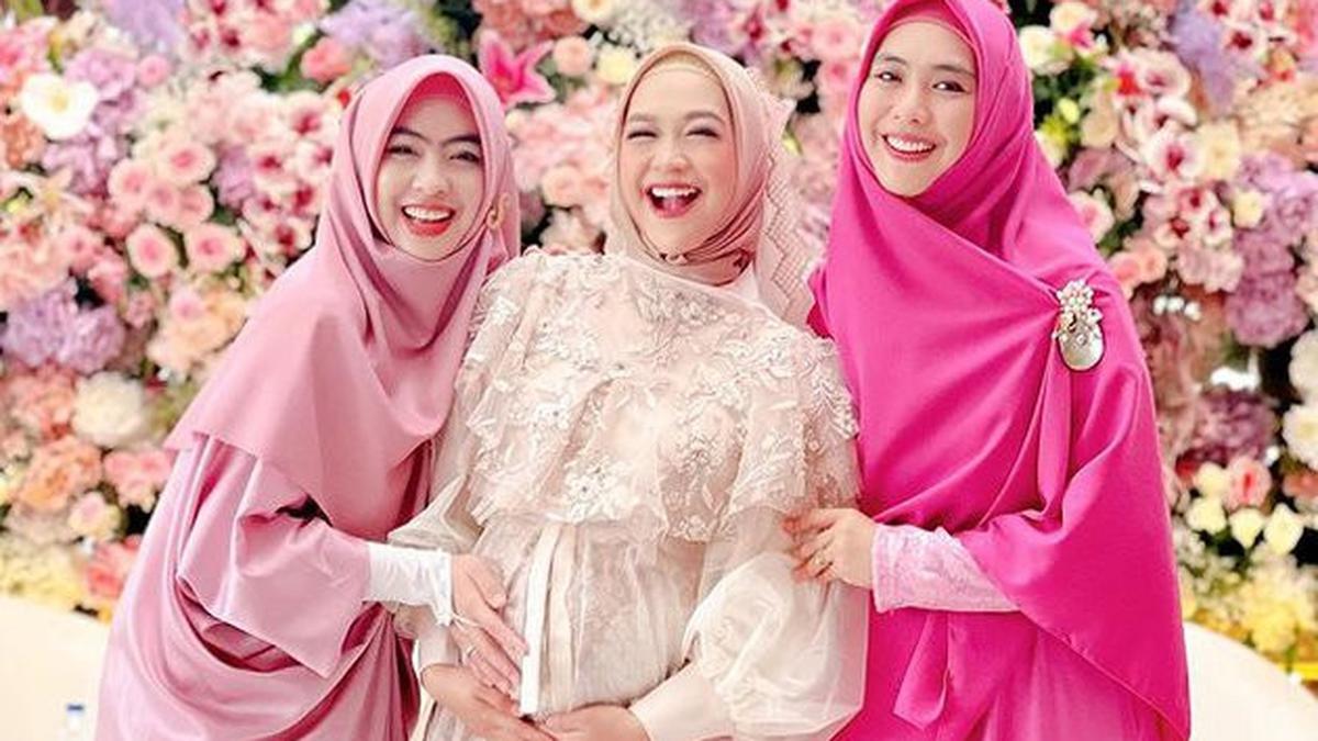 6 Potret Tampilan Glowing Ria Ricis di Siraman 7 Bulanan, Cantik dengan ...