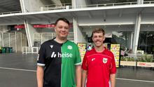 Dua suporter asal Jerman, Alex Riemerm dan Leon Ortlepp menyaksikan laga Timnas Indonesia menghadapi Saint Kitts and Nevis di Stadion Utama Gelora Bung Karno, Jumat (27/6/2026). (Bola.com/Muhammad Adyaksa)