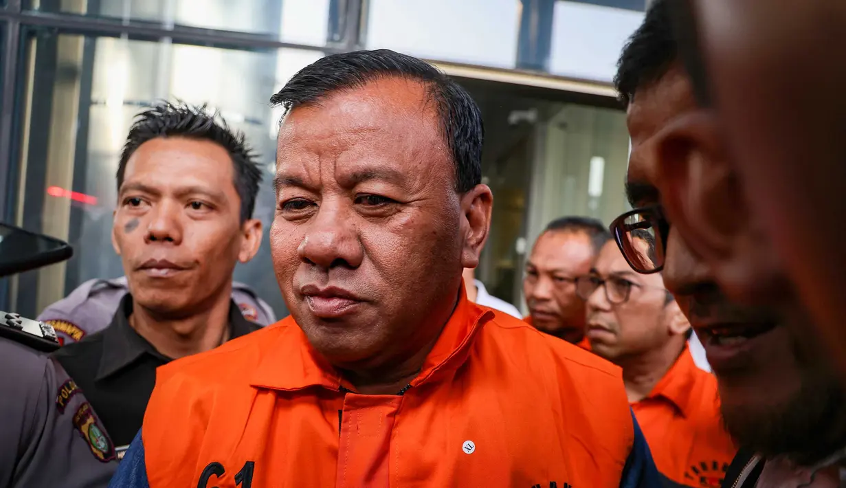 Bupati Kuantan Singingi Suhardiman Amby usai menjalani pemeriksaan di Gedung Merah Putih KPK, Jakarta, Rabu (1/7/2026). (Merdeka.com/ arie Basuki)