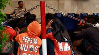 Para The Jakmania yang masih duduk di bangku sekolah diamankan polisi di Polda Metro Jaya, Jakarta, Minggu (18/10/2015). Para Jakmania itu ditangkap di Ratu Plaza karena menimpuki mobil polisi sampai rusak.  (Liputan6.com/Yoppy Renato)