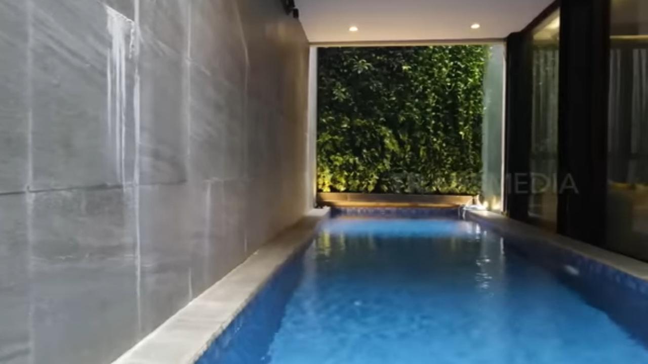 5 Potret Mewah Dapur Nisya Ahmad, Konsep Open Space di Samping Kolam Renang - Elegan dengan Sentuhan Warna Emas
