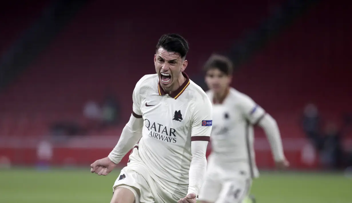 Bek AS Roma, Roger Ibanez berselebrasi usai mencetak gol ke gawang Ajax pada pertandingan leg pertama perempat final Liga Europa di Johan Cruyff ArenA di Amsterdam, Belanda, Jumat (9/4/2021). AS Roma menang 2-1 atas Ajax. (AP Photo/Peter Dejong)