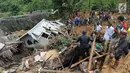 Tim SAR dan relawan mencari korban musibah tanah longsor di Dusun Cimapag, Sirnaresmi, Cisolok, Sukabumi, Jawa Barat, Selasa (1/1). Pencarian korban longsor juga dipersulit dengan tingginya lumpur dan longsor susulan. (Merdeka.com/Arie Basuki)