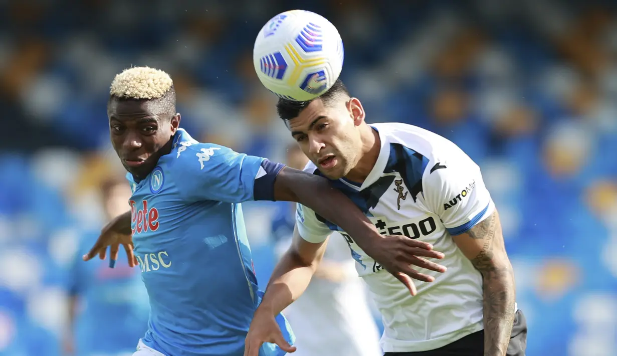 Penyerang Napoli, Victor Osimhen, berebut bola dengan bek Atalanta, Cristian Romero, pada laga lanjutan Liga Italia di Stadion San Paulo, Napoli, Sabtu (17/10/2020) malam WIB. Napoli menang 4-1 atas Atalanta.  (Alessandro Garofalo/LaPresse via AP)
