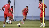 Ragnar Oratmangoen bersama para pemain Timnas Indonesia mengikuti sesi latihan di Bali United Training Center, Gianyar, Bali, Kamis (23/7/2026). Skuad Garuda terus meningkatkan intensitas latihan pada fase akhir pemusatan latihan jelang menghadapi Kamboja pada laga perdana Grup A Piala AFF 2026 di Stadion Pakansari, Bogor, 27 Juli 2026. (Bola.com/Alit Binawan)