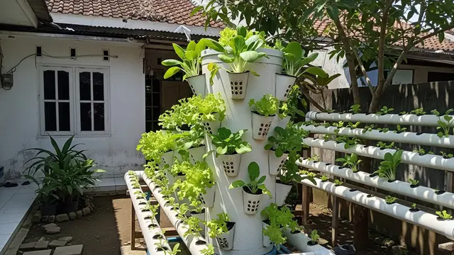 Desain Kebun Sayur Tower Garden dari Pipa Paralon (AI)