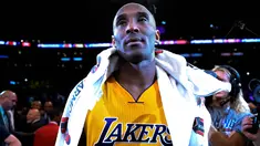 Pemain Los Angeles Lakers, Kobe Bryant bersedih usai pertandingan antara Lakers melawan Utah Jazz di Staples Center, AS, (13/4). Di akhir karirnya, Kobe menelan pil pahit harus kalah dari Utah Jazz dengan skor 101-96. (Robert Hanashiro-USA TODAY Sports)