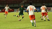 Duel Perseru vs PS TNI di Stadion GBT, Surabaya (28/1/2018). (Bola.com/Aditya Wany)